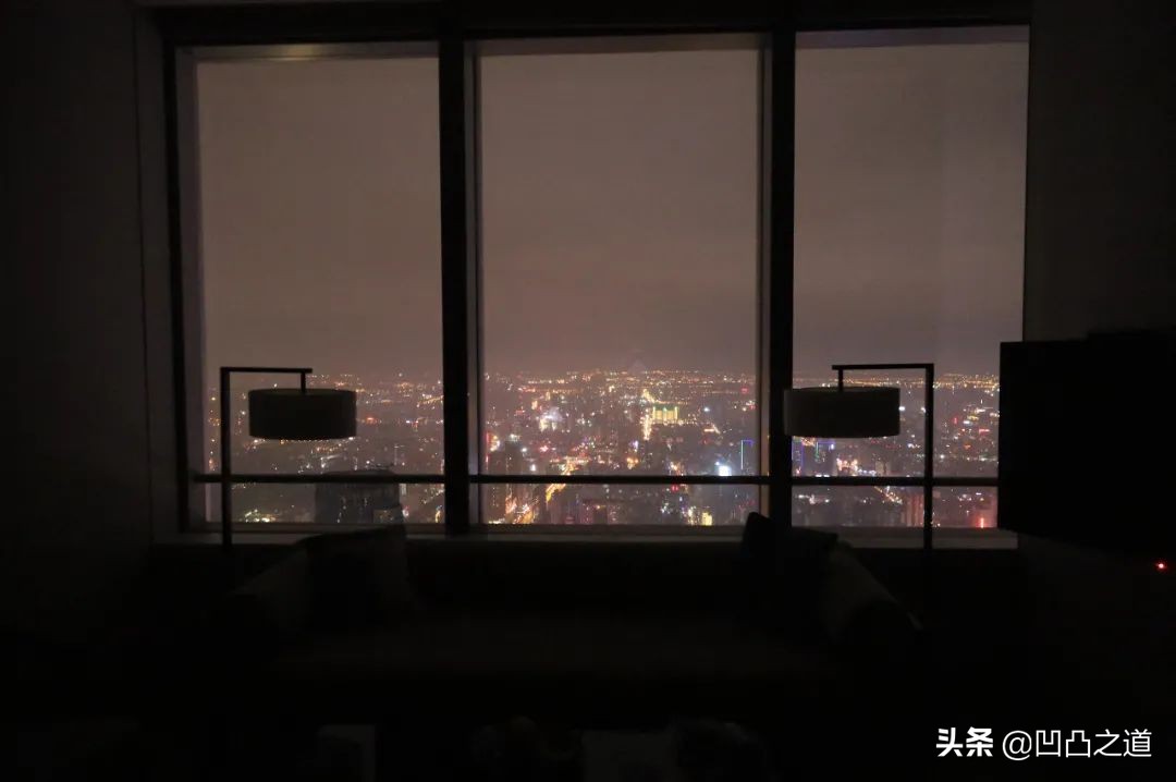 你去长沙文和友打卡，尼依格罗看云，我却在地库欣赏对立美学