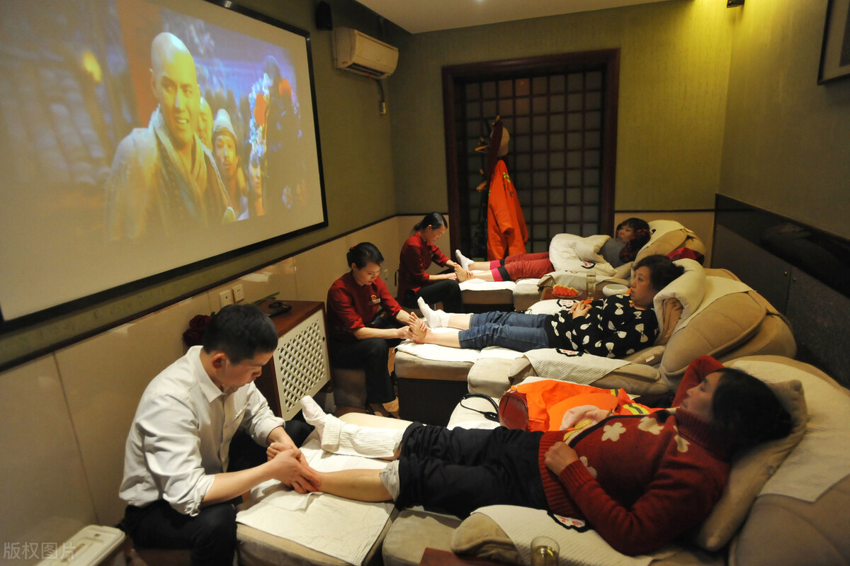 足浴店三人行一人免单活动,足浴店2人同行一人免单活动