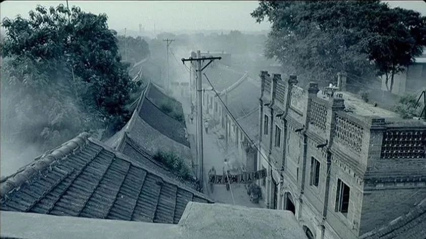 地位与张艺谋不相上下,他第一次做导演,扯掉了理想主义的遮羞布