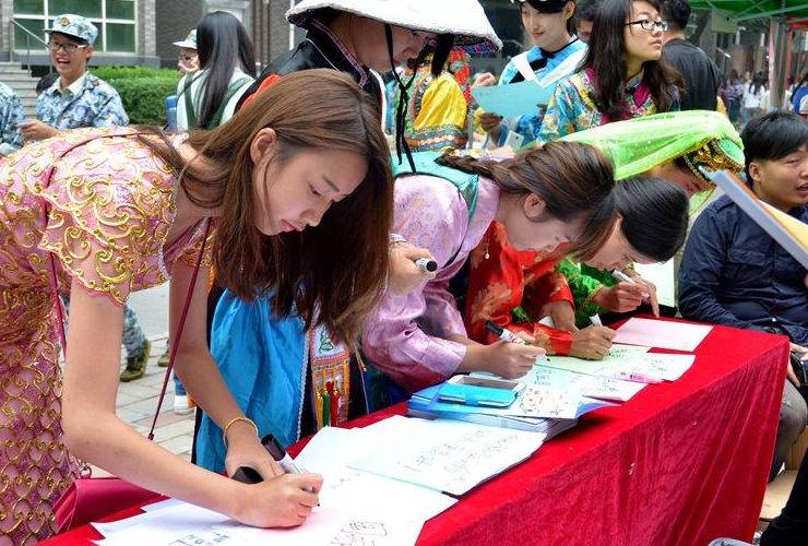 大学生“藤蔓字体”曝光，字体自由洒脱，老师：你随意，我也随意