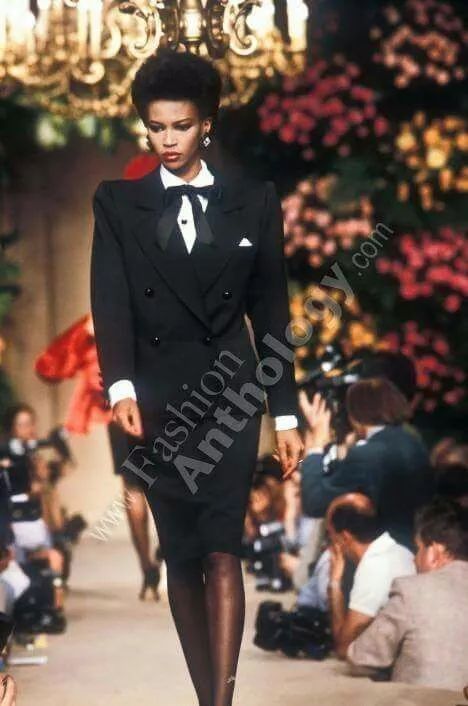 那个卖口红的YSL,教会女孩不色情的穿黑*袜丝**