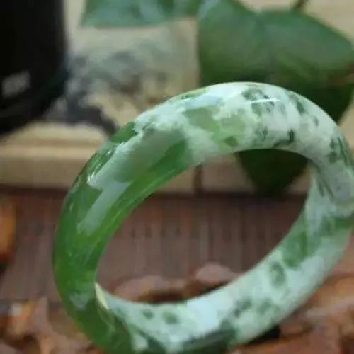 好品质的岫玉和差品质翡翠哪个好,岫玉与翡翠的鉴别方法有哪些呢