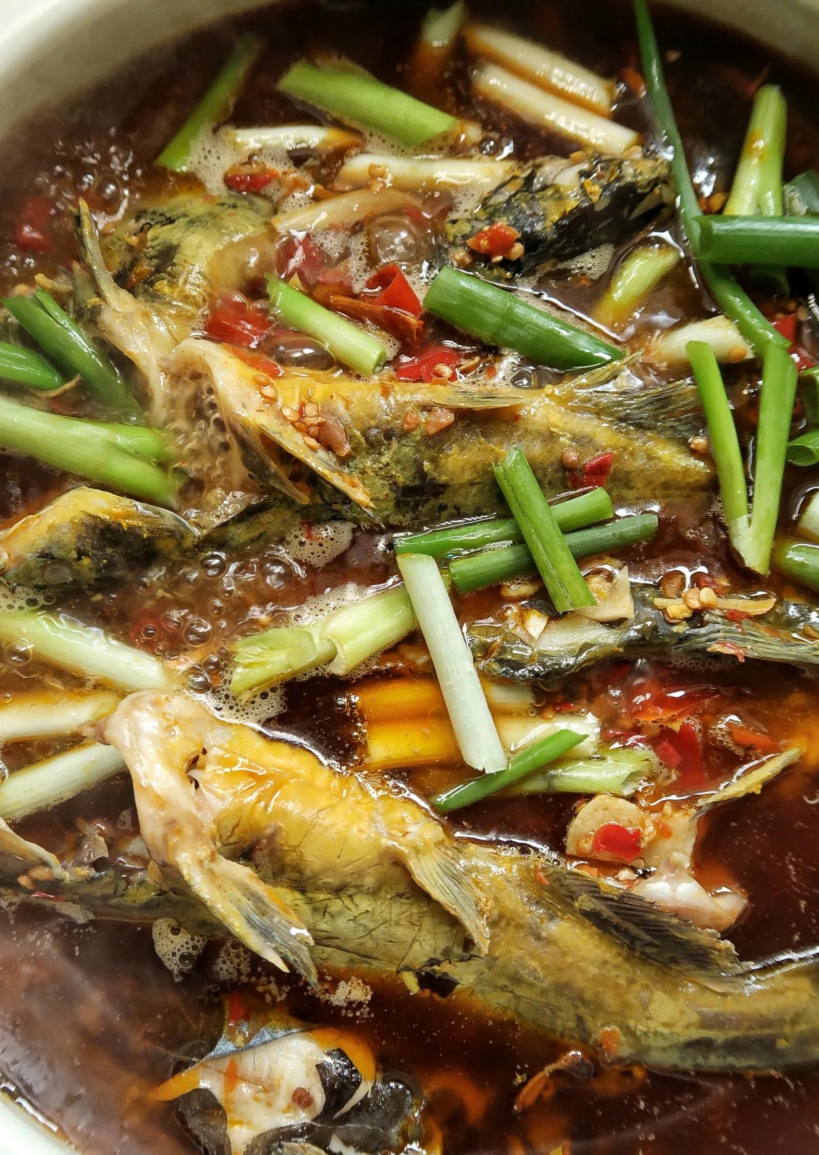 黄辣丁拿盐巴和料酒腌渍搓洗,它胡子刺很利,要格外小心。