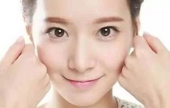 鼻子出油小妙招13岁,鼻子两侧鼻沟出油