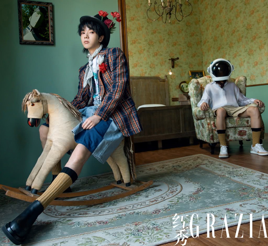 华晨宇黑色复古戴帽子,华晨宇白色狼尾造型撕漫感