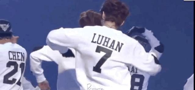 为拿不到偶像签名照而苦恼？看鹿晗、王一博上演教科书式的追星