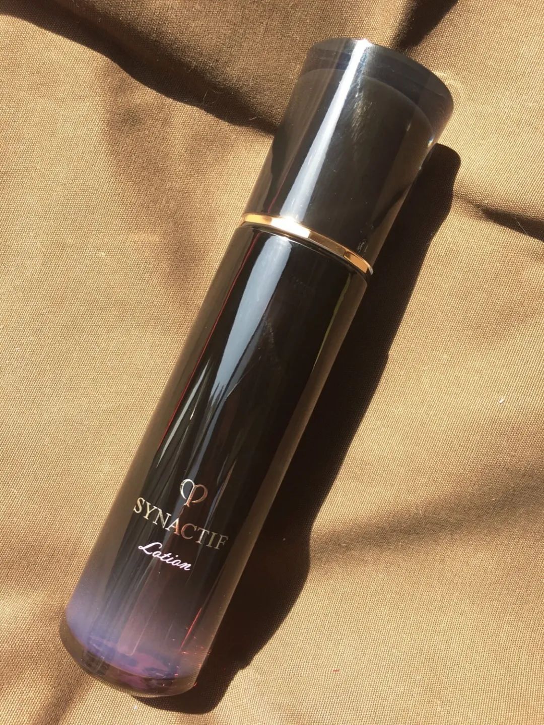 她给粉丝推荐几十块钱的平价产品，浴室里用的却是万元面霜？