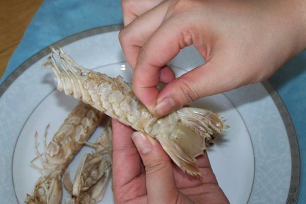 海边人教你皮皮虾的正宗吃法如何,这个季节皮皮虾非常鲜美