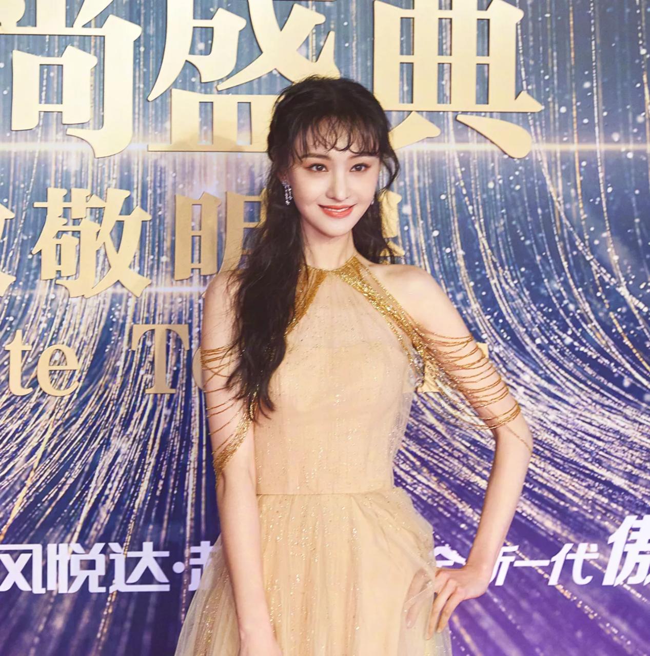 “空气刘海”不受宠了!今年流行这3款“刘海”,热巴郑爽都上头