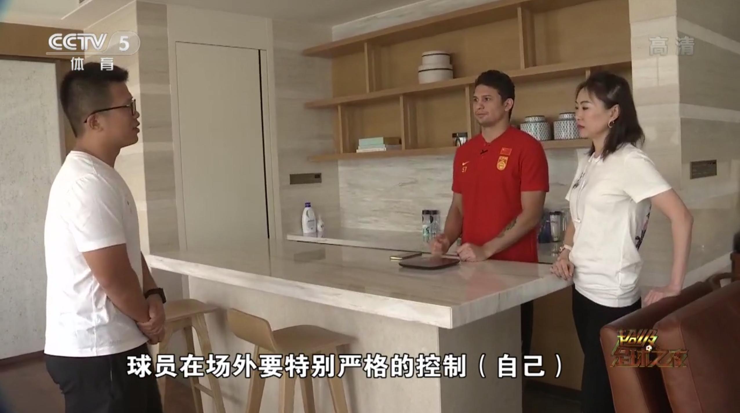 国足前锋艾克森独居广州豪宅！正对广州塔一线江景1楼客厅2楼卧室