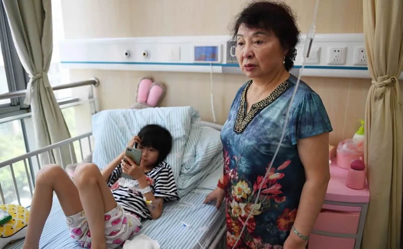 60岁盛海琳高龄产妇生下双胞胎,60岁生双胞胎的盛海琳丈夫离世