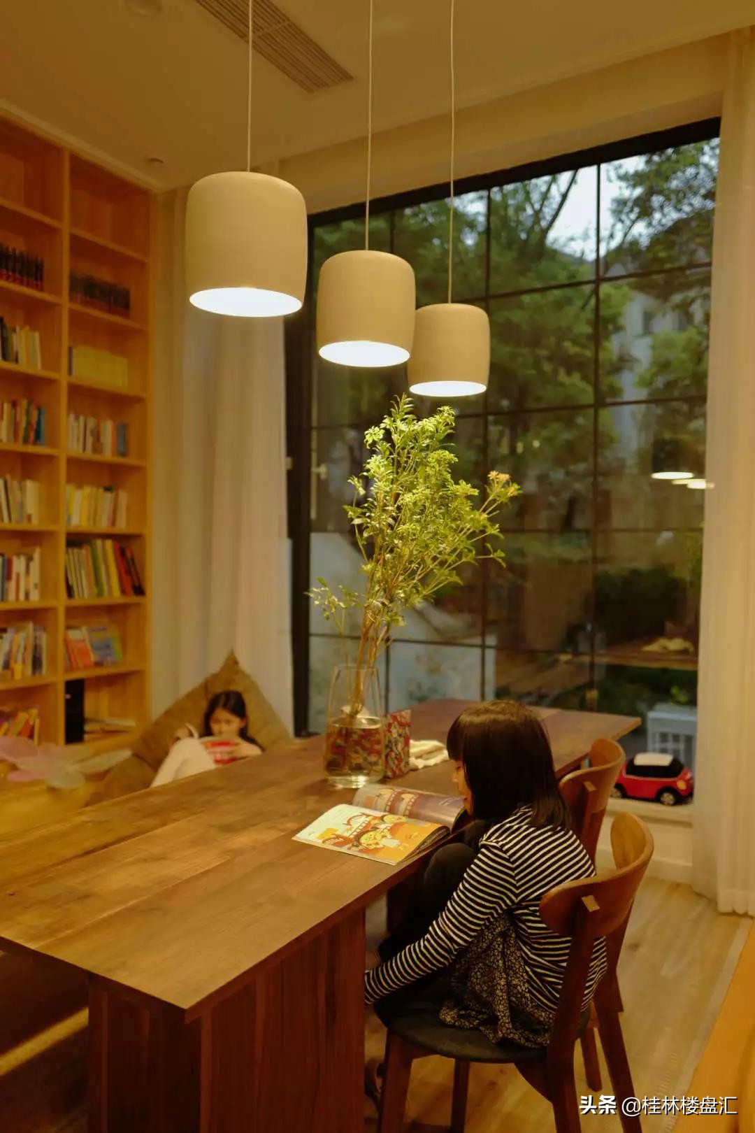 客厅沙发与大桌子的组合,客厅桌子代替沙发