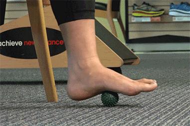 跑步脚后跟轻微疼痛可以继续跑么,时间久了不跑步突然跑步脚后跟疼