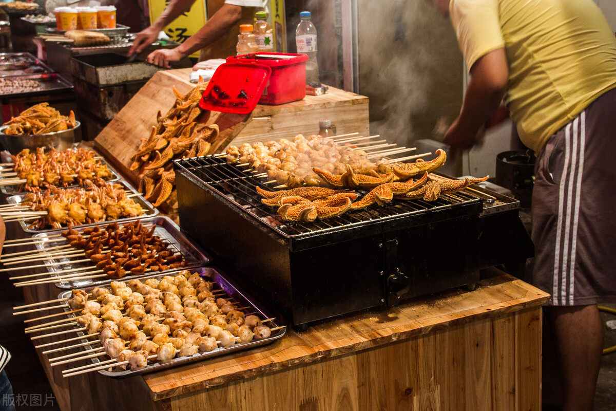 90后夫妻俩开烧烤店没生意,一对夫妻开烧烤店一年赚500万