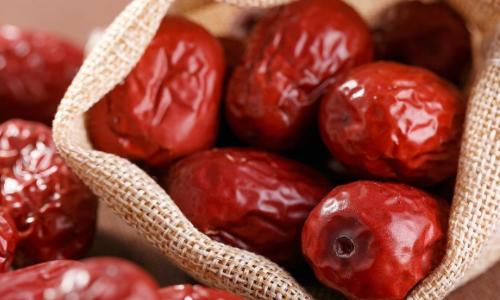 头发掉得厉害吃什么补一补,头发一掉一片该怎么治疗