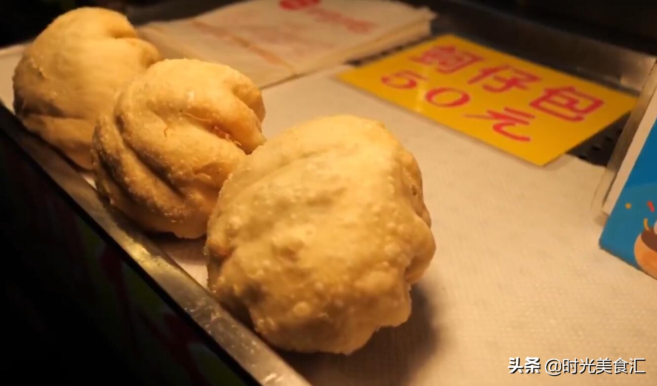 胖大姐做油炸包子，一个包子50元没人嫌贵，天没黑就有人来排队