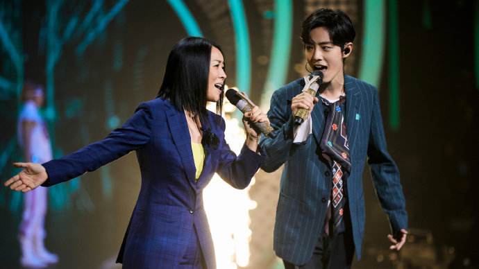 肖战为吴宣仪庆生,吴宣仪肖战撑伞