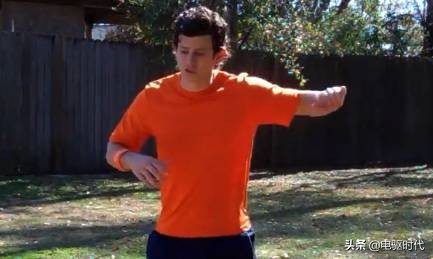 足球脚背正面接球的动作要领,足球前锋射门飞球教学