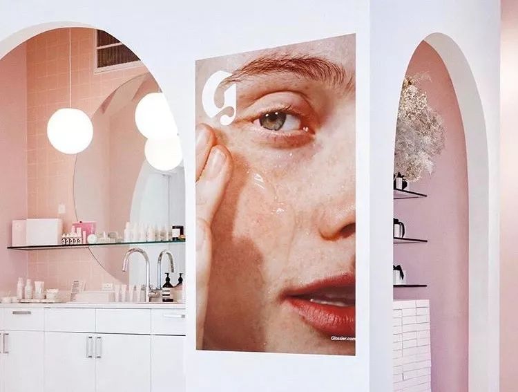 全网爆火彩妆,supreme粉底液