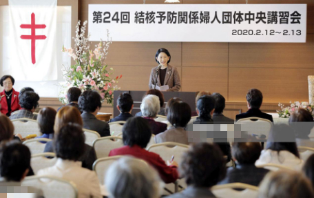 日本纪子妃总是好高调！棕色粗花呢子套装超美，和雅子平分秋色啊