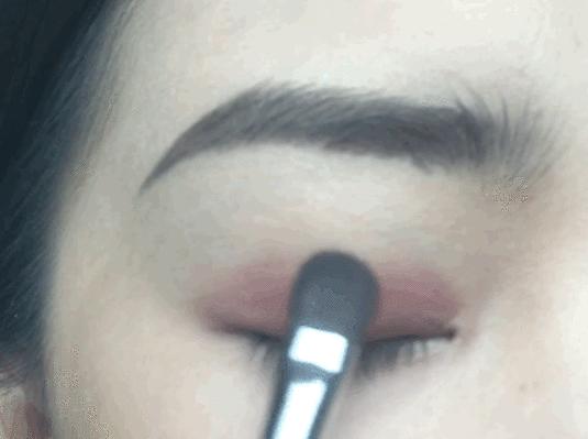 眼影的正确化妆步骤,眼影化妆的正确步骤初学者