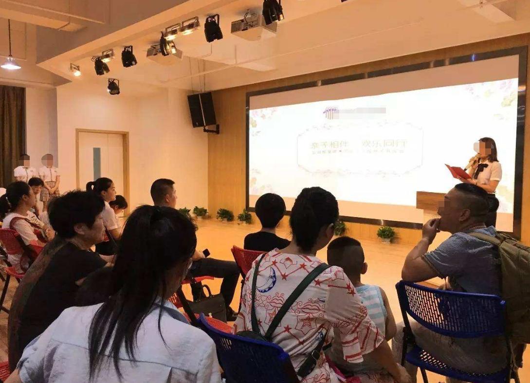 幼儿园外面挂满锦旗,幼儿园挂锦旗