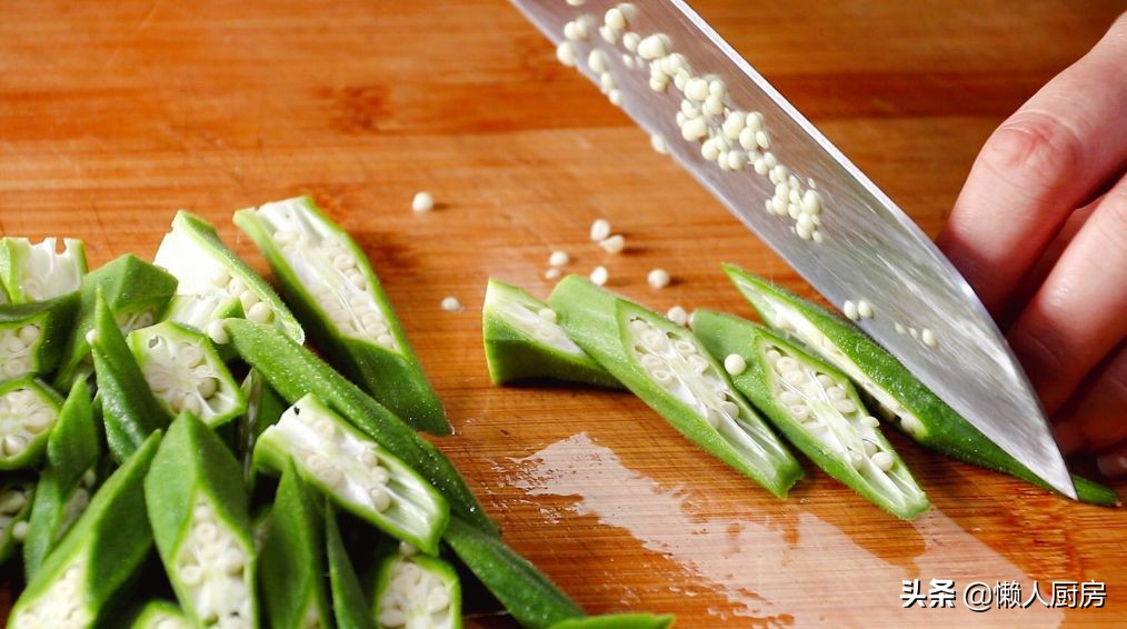 秋葵怎样炒才不会变色呢,秋葵不焯水直接炒能吃吗