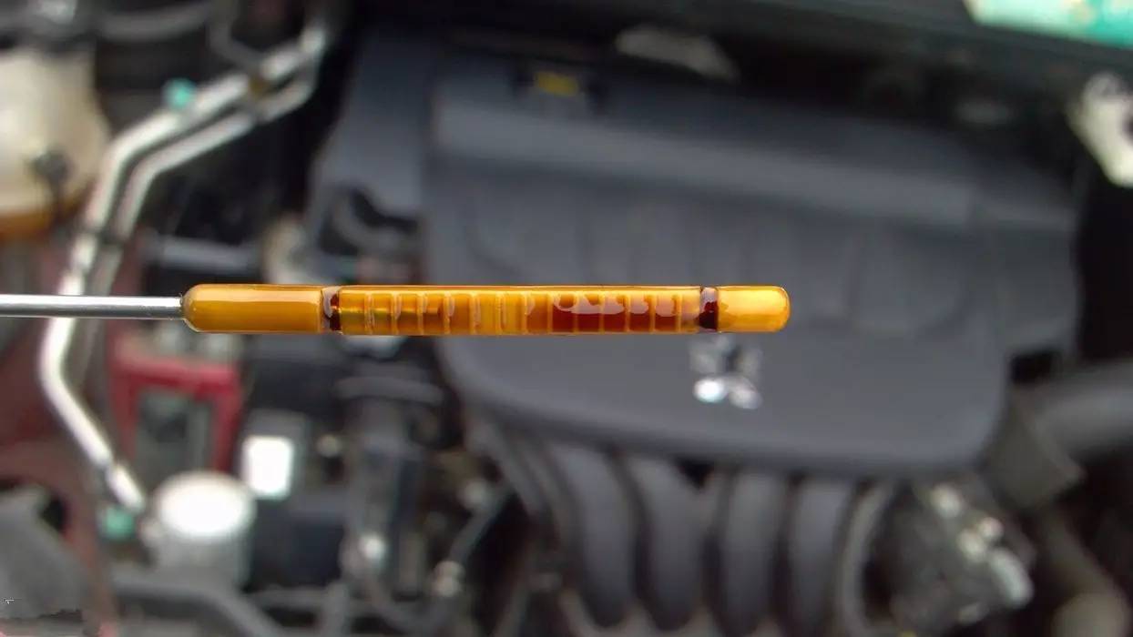 汽车发动机机油加多了的危害,汽车机油加多了超过标尺最高点