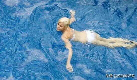 游泳前要做哪些准备运动,女生游泳前穿什么衣服