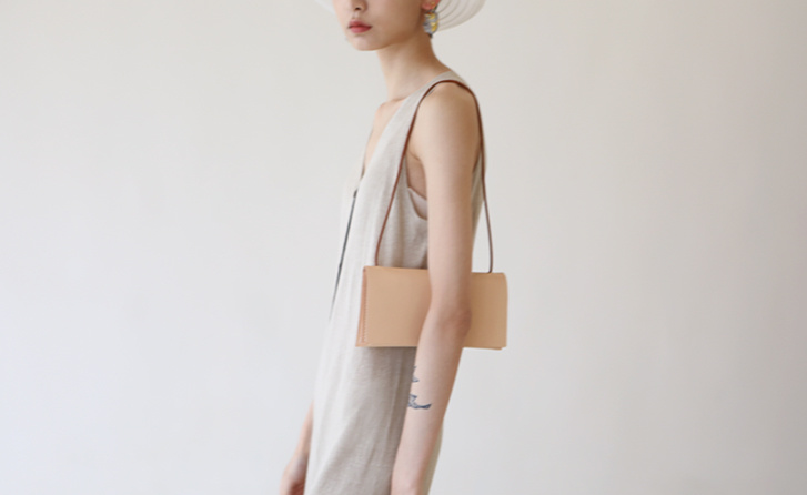 不要再背烂大街的双肩包了,别再背烂大街的轻奢包