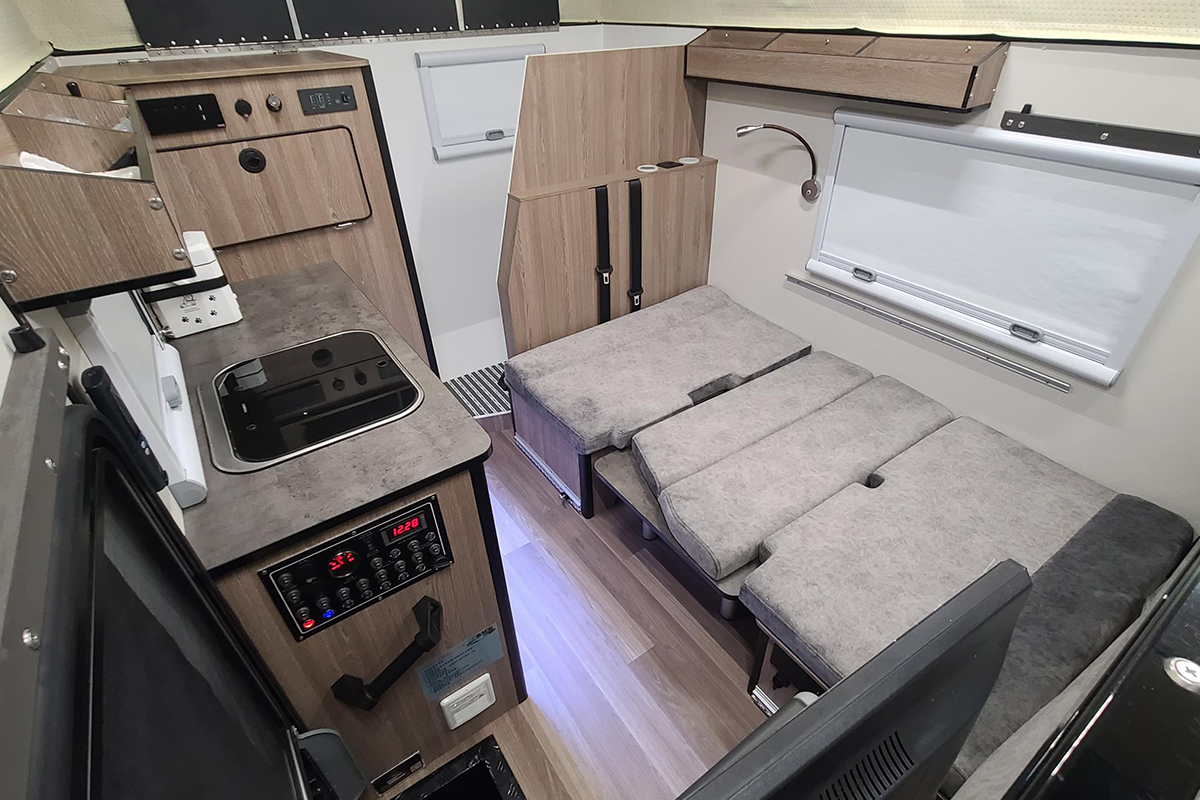 新款国六麦卡单排越野房车,定制四驱越野全地形b型长轴房车