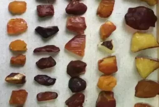 一刀穷两刀富原石,一刀穷一刀富翡翠原石开出帝王绿