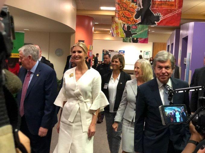 伊万卡穿黑色吊带裙太好,伊万卡穿收腰裙大秀蚂蚁腰