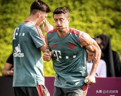 荷尔蒙炸裂!31岁莱万露恐怖麒麟臂:魔鬼筋肉人身材不输C罗