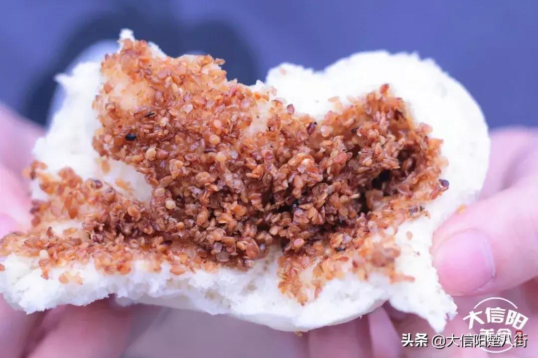 探店：信阳这家十年无名包子铺，据说排队到腿软也要吃？