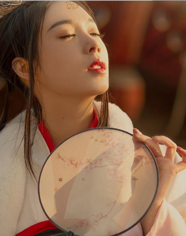 漂亮00后小姐姐cos,逆水寒狐狸巫女cos