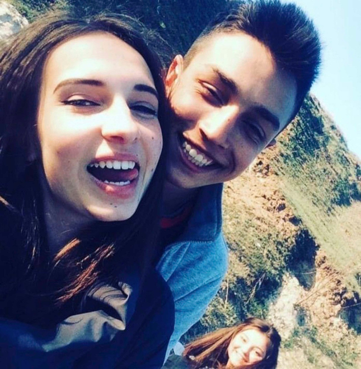 俄17岁男孩与前女友约会，被她男友发现用铲柄奸虐，致严重内出血