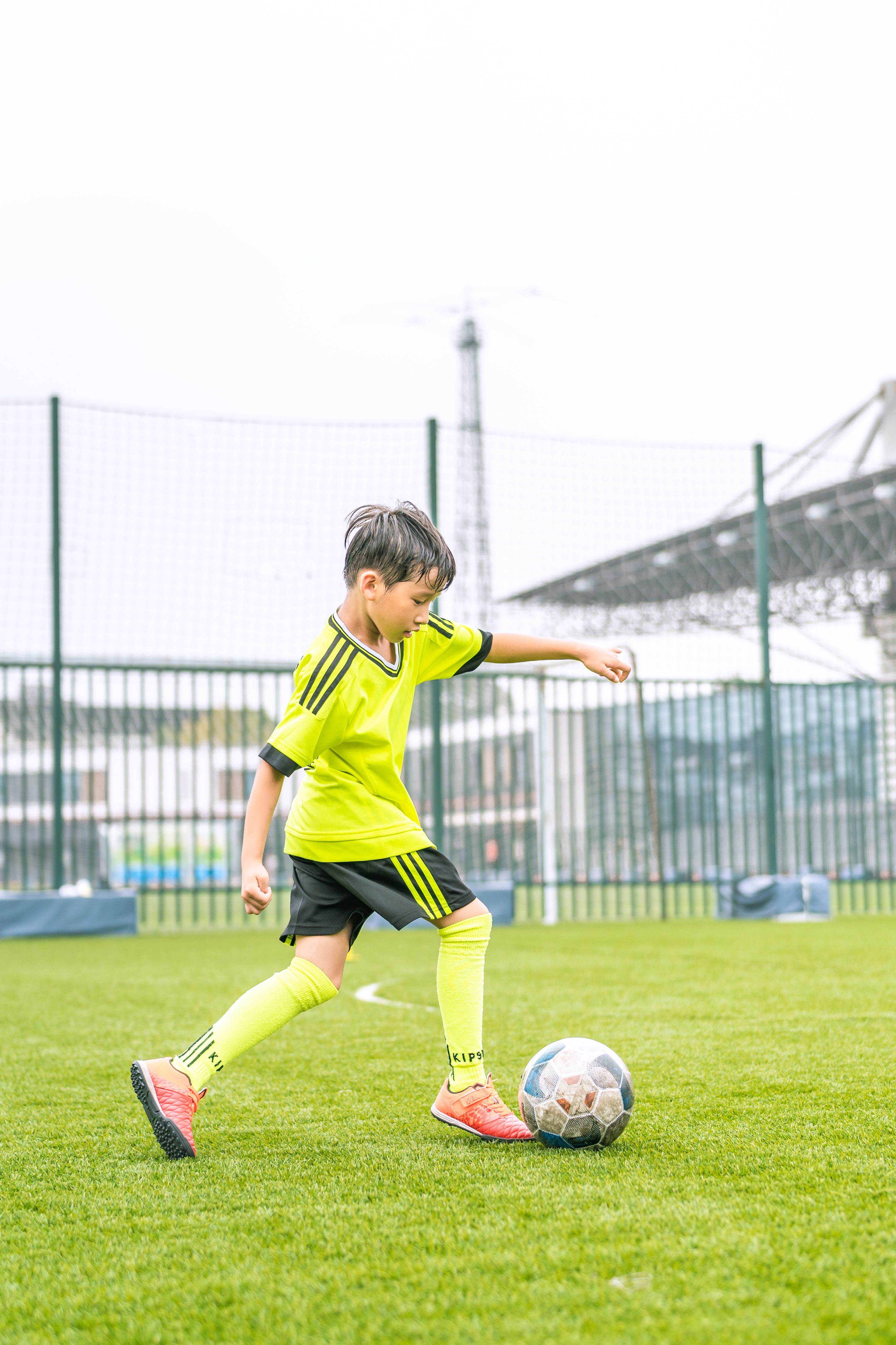 幼儿踢足球要注意哪些安全事项,少儿踢足球的好处