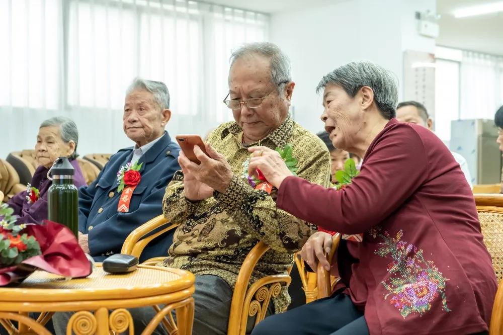 莆田市妇联举办邻里有“她”·“爱在夕阳”金婚、钻石婚纪念活动