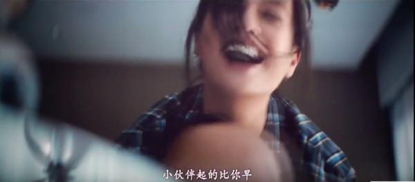 《港囧》幕后你不知道的事，赵薇因床戏接下女主，老公还来了片场