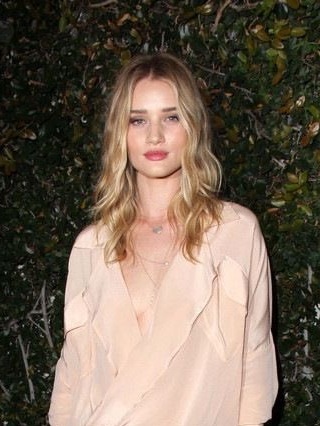 你可以没有爱情但不可以没有面包,可以没有爱情不能没有口红和香水