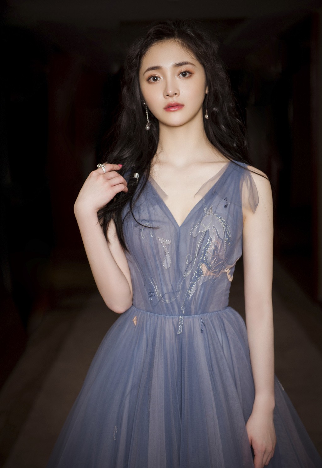 周洁琼穿基础款依旧美得与众不同,周洁琼穿高跟鞋跳舞视频