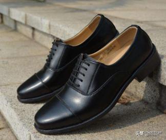 鞋子里面有个地方凸出来硌脚,鞋子侧边硌脚是太小了吗