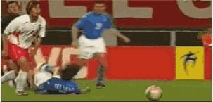 短道速滑1000米韩国两将摔出赛道,韩国短道速滑把队友推出赛道