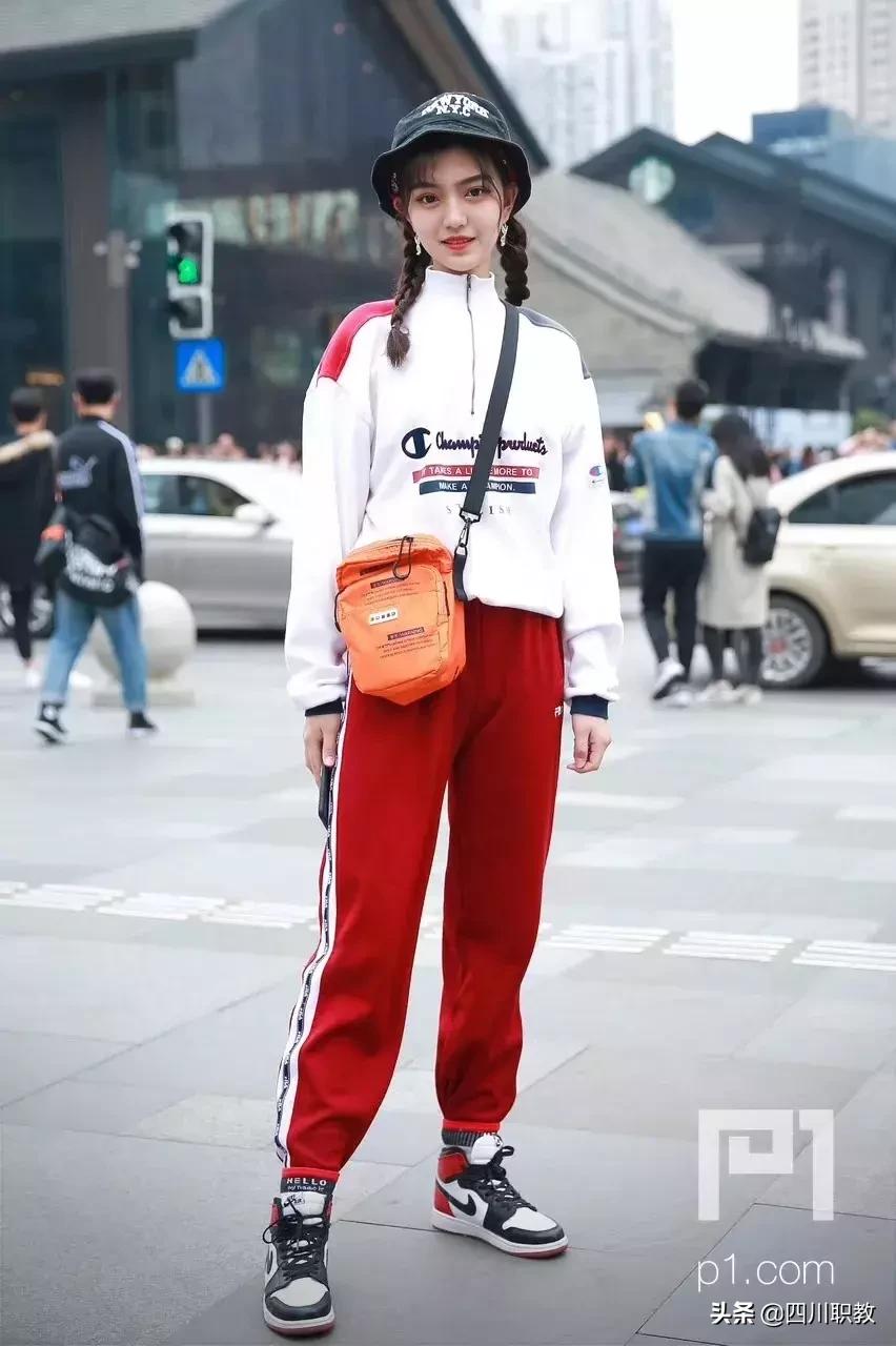 空姐登上成都世警会，西航版“迪丽热巴”颜值爆表