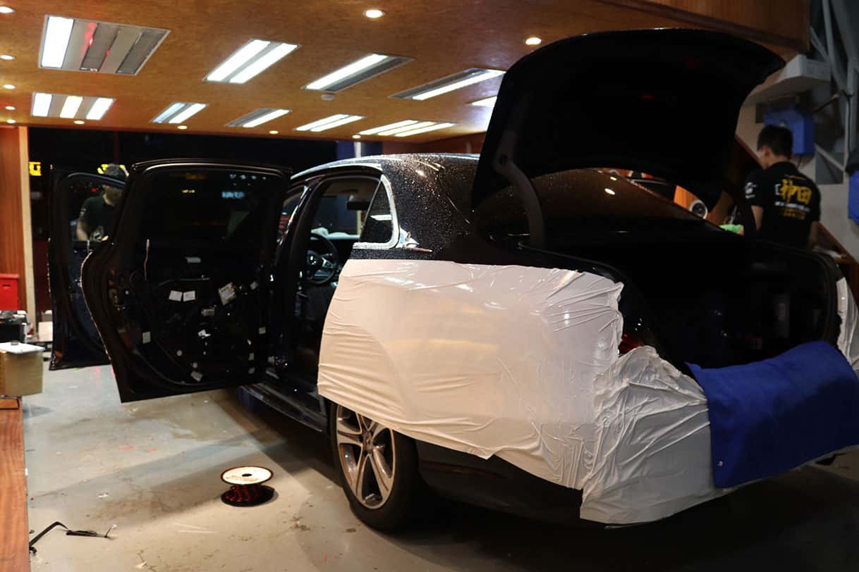 有型是什么,奔驰e200轿跑夜晚耍酷