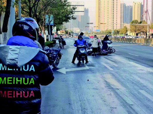 道路结冰摔了一跤,道路结冰打滑导致多人摔倒