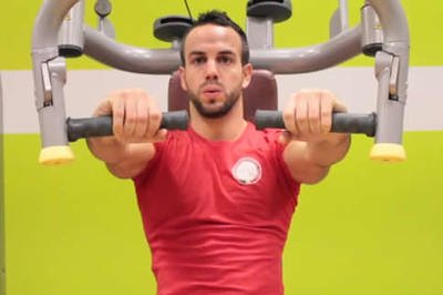 固定器械推胸锻炼胸部哪里,坐姿推胸固定器械和哑铃推胸