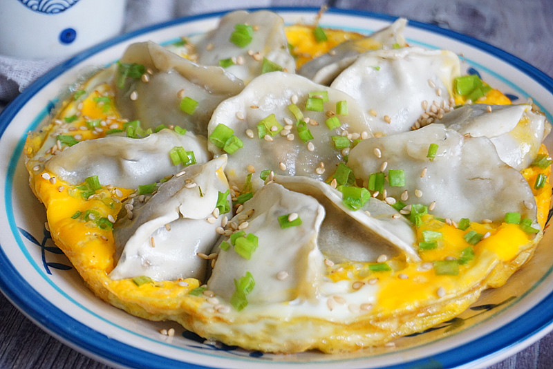 十分钟快手早餐鸡蛋饼,煎饺抱蛋的家常做法