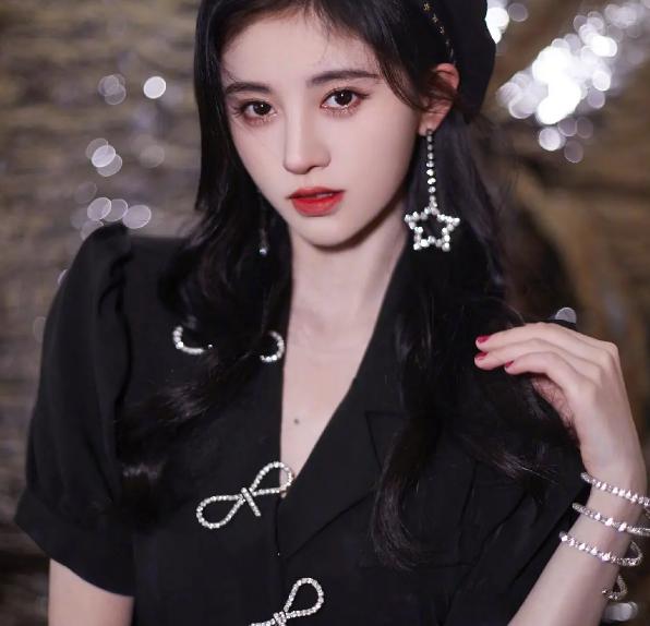 鞠婧祎疑穿山寨衣服的同款,鞠婧祎疑穿山寨衣服是真的吗